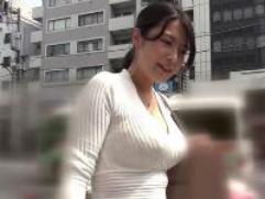 ＜熟女ナンパ＞見るだけでわかる爆乳の奥さんにお声かけして自宅へお邪魔。そして乳首とマンコを露わに寝とっちゃう神企画