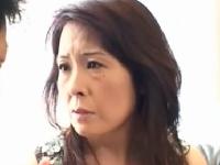 《黒崎ヒトミ》「お母さんとＳＥＸしているお父さんが羨ましいよ」と五十路義母を口説いて近親相姦、中出しファック。