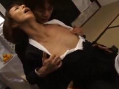 【澤村レイコ】義理の弟に迫られ寝取られてしまう未亡人の兄嫁。亡き夫の位牌の前での激イキ淫乱セックス