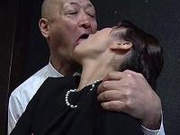 言われるがまま全裸となり抱かれてしまう未亡人。亡き旦那の遺影の前での淫らな性交