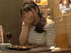 【居酒屋ナンパ】お持ち帰りされ不倫に走る巨乳の奥さん。全裸で抱き合い激し過ぎる性交、生ハメ中出し絶頂イキ