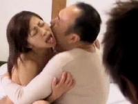 ハメられまくる貧乳の熟女妻がギャラリーに見られながら激逝き。