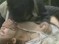鬼畜な男に狙われてしまった美熟女。襲われて犯されての青姦レイプ。鬼畜なまでの性交