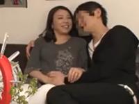 「キス、すんごい久しぶりにしちゃったかも」お持ち帰りされた奥さんが口説かれて全裸にされての激逝き中出しファック
