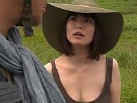 蛇に噛まれ負傷した脱北者の夫を助けるために巨乳妻がとった行動。見知らぬ中年男と淫乱ファック