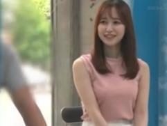 【人妻ナンパ】美乳で巨乳の新婚、若妻がマッサージから寝取られ痙攣イキ。しかも夫を外で待たせたままの中出しファック