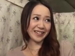 【人妻ナンパ】乳首チェックから解かった乳輪がちょっと黒い奥様。マンコには生理中でタンポンが・・・そして生ハメ中出し