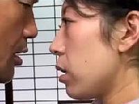 《ヘンリー塚本》茶道の先生と熟女妻。着物を切りマンコ丸見えイラマチオ、そして放尿。変態チックに溢れた不倫ファック。