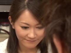 ＞好意を抱いていた夫の部下に寝込みを襲われ犯される奥さん。戸惑いながらもキス堕ちして感じる淫らな身体、寝取られ絶頂イキ