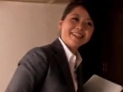 ＞暴走してスーツ姿の不動産女を力尽くで犯す男。乳首とマンコを露わに肉棒をねじ込んでの鬼畜な強制レイプ
