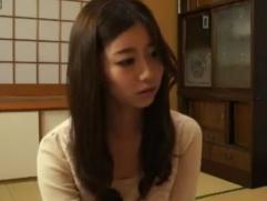 ＞「お母さんが本当のセックスを教えてあげるわ」ムラムラの解消に綺麗な熟母が息子に本番、性教育。淫乱、激イキ近親相姦