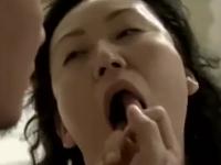 ＞不倫願望が強い欲求不満妻が出会った絶倫男。生ハメ中出し、善がり狂い淫乱ファックが炸裂「オマンコ気持ちイイの～」