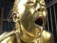 アナルを調教されて喘ぎ悶える金粉まみれの淫乱熟女