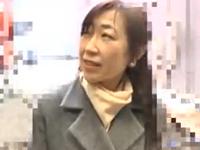 〖熟女ナンパ〗五十路か六十路くらいの奥さん。電マを体に当てられると超敏感。初対面チンポでも激イキ、中出しファック