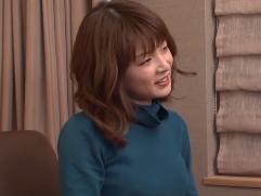 ＞歯医者の夫を持つ25歳でエステを経営する綺麗な奥さん。今宵は人前での初体験オナニーから始まる淫乱、激イキ発情セックス