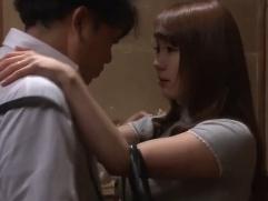 【日向あいり】突然訪れ抱きつきキスを迫る巨乳妻に男は戸惑い勃起。そして始まる淫らな関係、発情、激イキ不倫セックス
