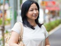 【人妻ナンパ】十年セックスレスの五十路熟女が発情してイケメン君を横にエロモード突入