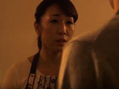 ＞暴走した息子に力尽くで犯されてしまう熟母。力では敵わず肉棒をねじ込まれての鬼畜な近親相姦、強制レイプ