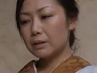 旦那様に強烈なセクハラをうける家政婦の未亡人。「ダメです、奥様に気付かれます」着物姿のまま犯されて悶える淫らな性交
