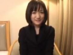 興味本意で応募したと語るスレンダーの若妻さんが初対面の男に抱かれます。喘ぎ乱れての激イキ中出しファック