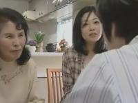 人妻達が集まっての下ネタ、井戸端会議。好き者の主婦は毎日オマンコ、夫婦の営み。生理の日にはタオルを敷いての血だらけファック