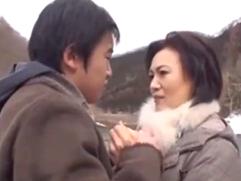 ＞母に対する抑えきれない感情。一線を越えて始まる淫らな関係、近親相姦、激イキSEX