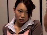 《ヘンリー塚本》寝ている夫のそばで妻が不倫な性交。スリルに満ちた発情ファック
