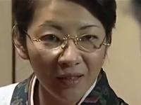 《ヘンリー塚本》熟女義母が娘婿を欲しがり、淫らな関係に。母子相姦、激逝きファック。