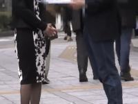 〖熟女ナンパ〗アンケートと称してお声掛けされたセレブ妻。戸惑いながらも最後にはゴムなしチンポで寝取られ無許可の中出し