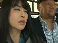 【浅井舞香】満員バス内での痴女行為。手マンで悶えるノーパン熟女に手コキで逝かされる中年男
