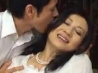 《吉永静子》若い男に抱かれてパイパンの五十路熟女が激逝き、中出しファック。