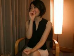 ＞7人目の男との性交が良かったので思い出しながらオナニーまですると言う綺麗な奥さん。今宵は他人棒で喘ぎまくって絶頂イキ