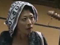 【ヘンリー塚本】欲求不満の熟母に勃起チンポを露出して現れた息子。フェラってハメまくりの激逝き、母子相姦【中山水穂】