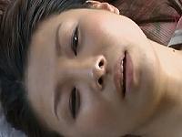 人妻が早朝から待ちわびる新聞配達員。入ってくるなり玄関での淫乱ファックで激逝き。このデカマラがたまらない