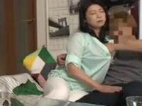 【熟女ナンパ】五十路の主婦がオッパイを揉まれチンポを触りエロモード全開。生ハメを味わっての激イキ中出し不倫ファック