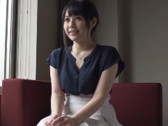 ＞26歳の綺麗な奥さん、結婚してまだ1年ちょっとの新婚さんなんだそう。旦那が海外単身赴任中にAV出演、激イキSEX