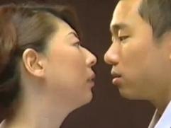 ＞もう抑えきれない感情、熟母が忘れられなくなった息子のチンポ。善がり狂っての近親相姦、淫乱生活