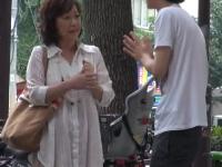 ＜人妻ナンパ＞お声掛けされた高齢熟女がセクハラ行為に感じてハメられちゃいます、激逝き