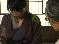家の中で営むなと熟女義母が嫁に大激怒。そして始まる野外での夫婦の営み、青姦ファックで絶頂イキ