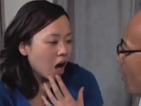 人妻である患者の舌にエロスを感じた変態の医師。濃厚ベロチュウ、ディープキス。強烈なセクハラからの淫乱ファック