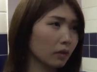 公然わいせつの女。映画館で立ち見をしている男の横で自慰を始める変態行為。そしてトイレへ誘い痴女ファック