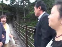 【夫婦交換】夜這いから始まるエッチな展開。高齢のぽっちゃり主婦達が見て見られて悶える乱交、スワッピング