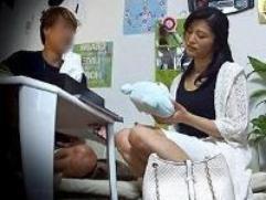 【熟女ナンパ】ちょっと貧乳で綺麗な四十時妻が不倫に走ります。しかも生ハメでの激イキ中出しファック