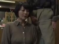 《ヘンリー塚本》夫に先立たれた熟女が言い寄る祖父の勃起チンポに欲情。フェラから始まる淫らな性交、中出しファック《円城ひとみ》