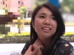 ＜人妻ナンパ＞巨乳の奥さんが露出した勃起チンポに照れながらも興味津々。唇を奪われ旦那と赤ちゃんを待たせたまま激イキ不倫