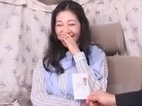 【熟女ナンパ】謝礼に釣られた奥様は見かけによらずドMと発覚。他人棒でSMチックに寝取られ首絞め中出しファック