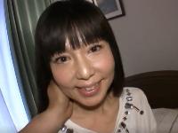 ＞四十路か五十路くらいの熟女。なんと驚異のバツ５です。マンコを貫かれると善がり狂って「イク、イク～」中出しファック