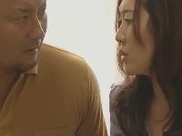 《ヘンリー塚本》熟女妻が色気を使って若い男を誘惑。チンポをフェラって発情ファックの激逝き「やっぱりオマンコさいこ～」