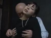 ＜卯水咲流＞喪服を脱いで全裸となり亡き夫の遺影の前で抱かれてしまう美乳の未亡人