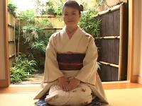 着物姿がお似合いの清楚な熟女がチ〇ポに乱れる発情ファック